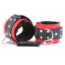 Красно-чёрные кожаные наручники с меховым подкладом