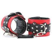 Красные наручники с чёрными проклёпанными ремешками с пряжкой